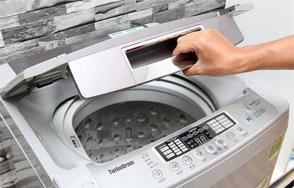 Kiểm tra nắp máy giặt để đảm bảo nắp đóng chặt