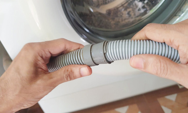 Sự cố tắc nghẽn của ống nước có thể gây máy giặt không xả nước