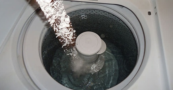Một cách tiện lợi để vệ sinh máy giặt là sử dụng bột tẩy