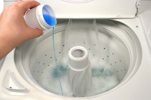 Cách đổ bột giặt vào máy giặt không có ngăn chứa nước giặt riêng biệt