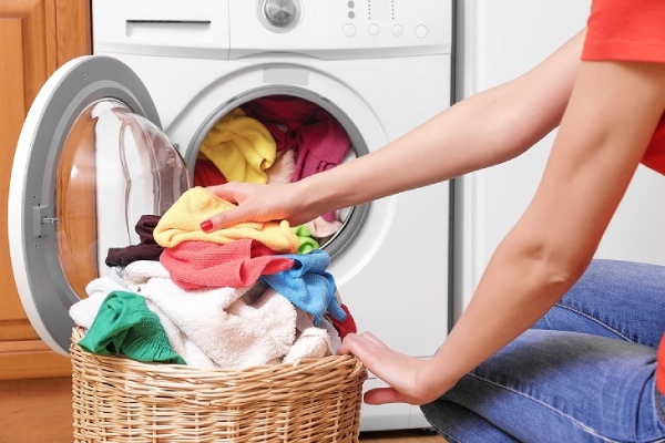 Lồng máy giặt chứa quá nhiều đồ gây ra tình trạng máy giặt rung lắc mạnh