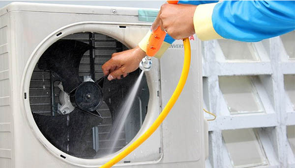 Vệ sinh quạt gió máy lạnh giúp máy lạnh tránh được tình trạng kêu ù ù