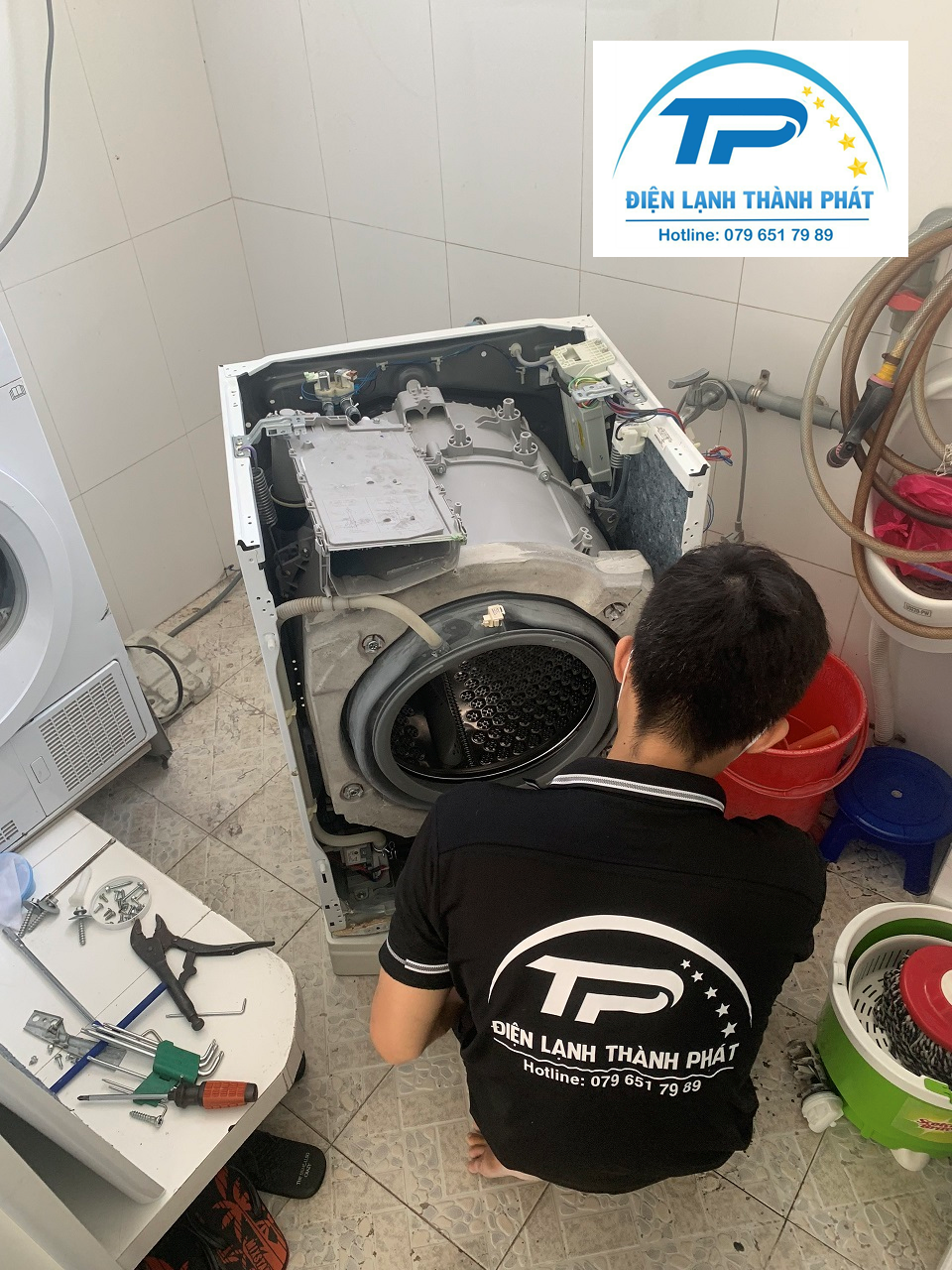 Dịch vụ vệ sinh máy giặt tại nhà Điện lạnh Thành Phát làm việc rất bài bản, cẩn thận.