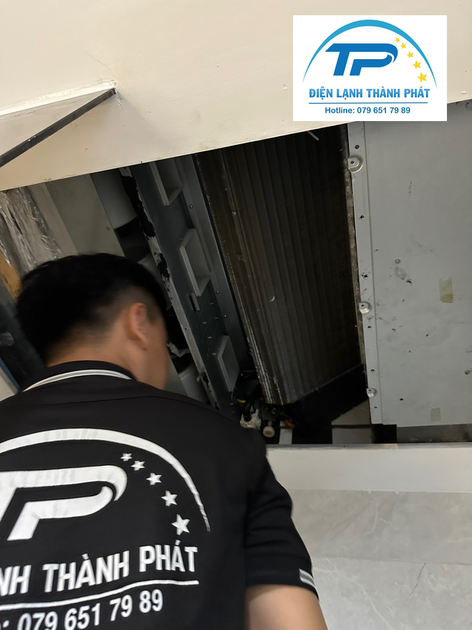 Quy trình vệ sinh máy lạnh chuyên nghiệp, đạt tiêu chuẩn an toàn cao.