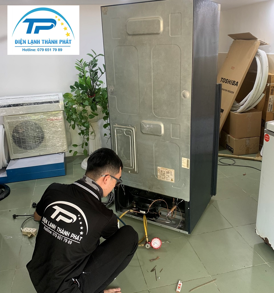 Kĩ thuật của Thành Phát đang đo áp suất nạp gas, đây là hành động đảm bảo an toàn nằm trong gói dịch vụ bơm gas tủ lạnh tại nhà Quận Gò Vấp.