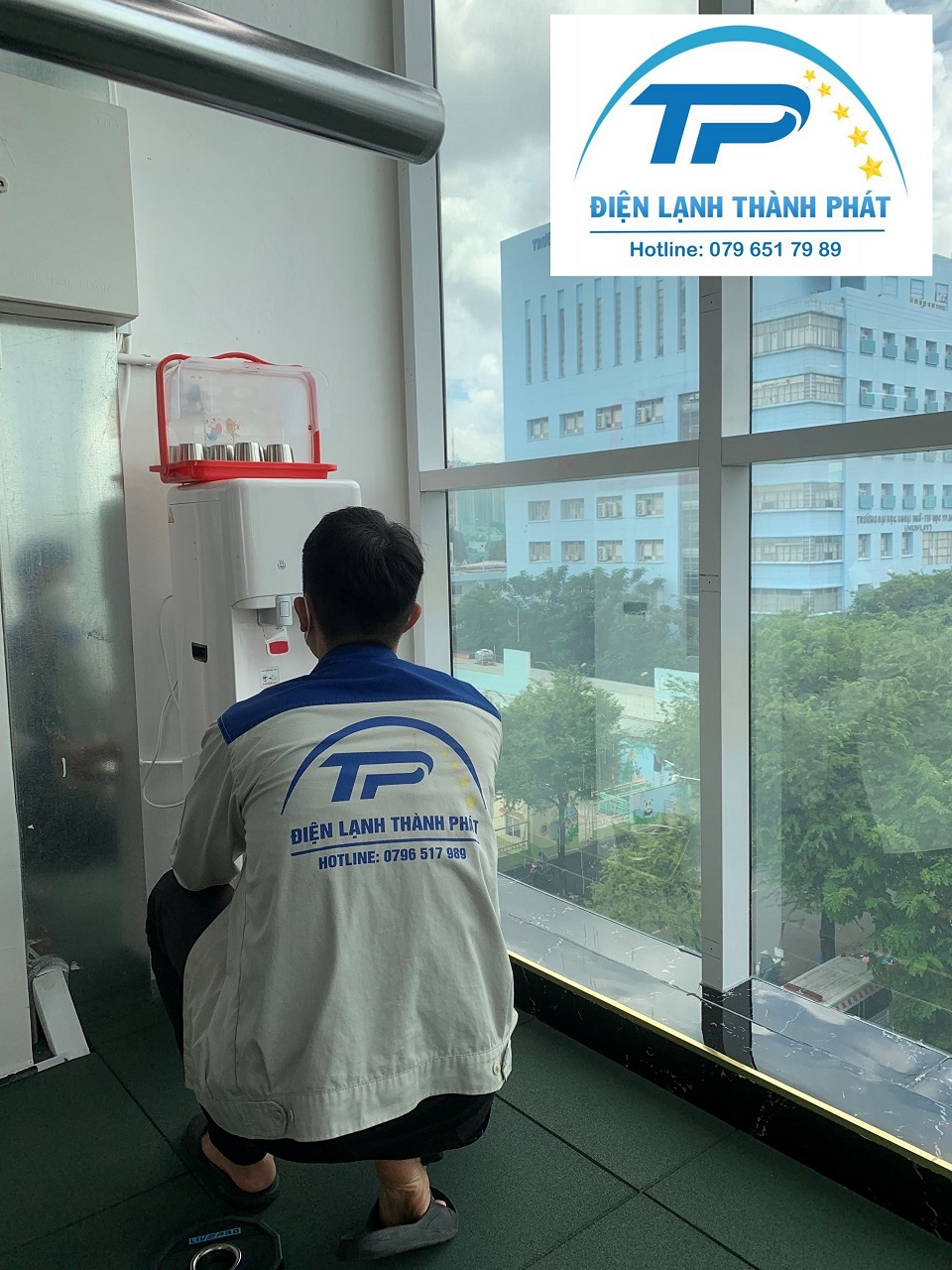 Nhân viên sửa cây nước nóng lạnh Phú Nhuận Thành Phát chuyên nghiệp, đảm bảo khắc phục mọi sự cố hư hỏng.