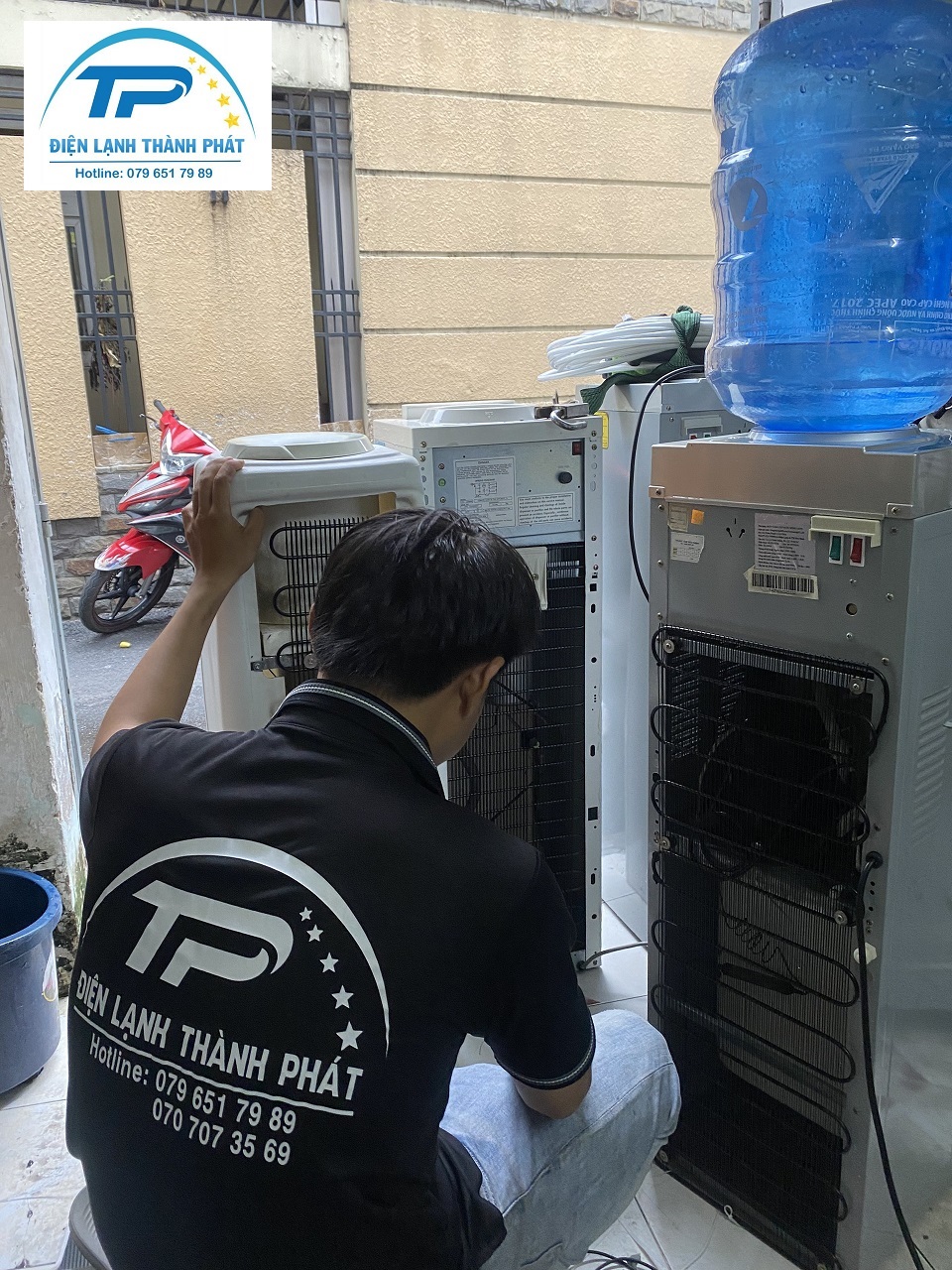 Kỹ thuật viên tiến hành kiểm tra và nhanh chóng xử lý các lỗi hỏng của máy nước uống nóng lạnh.