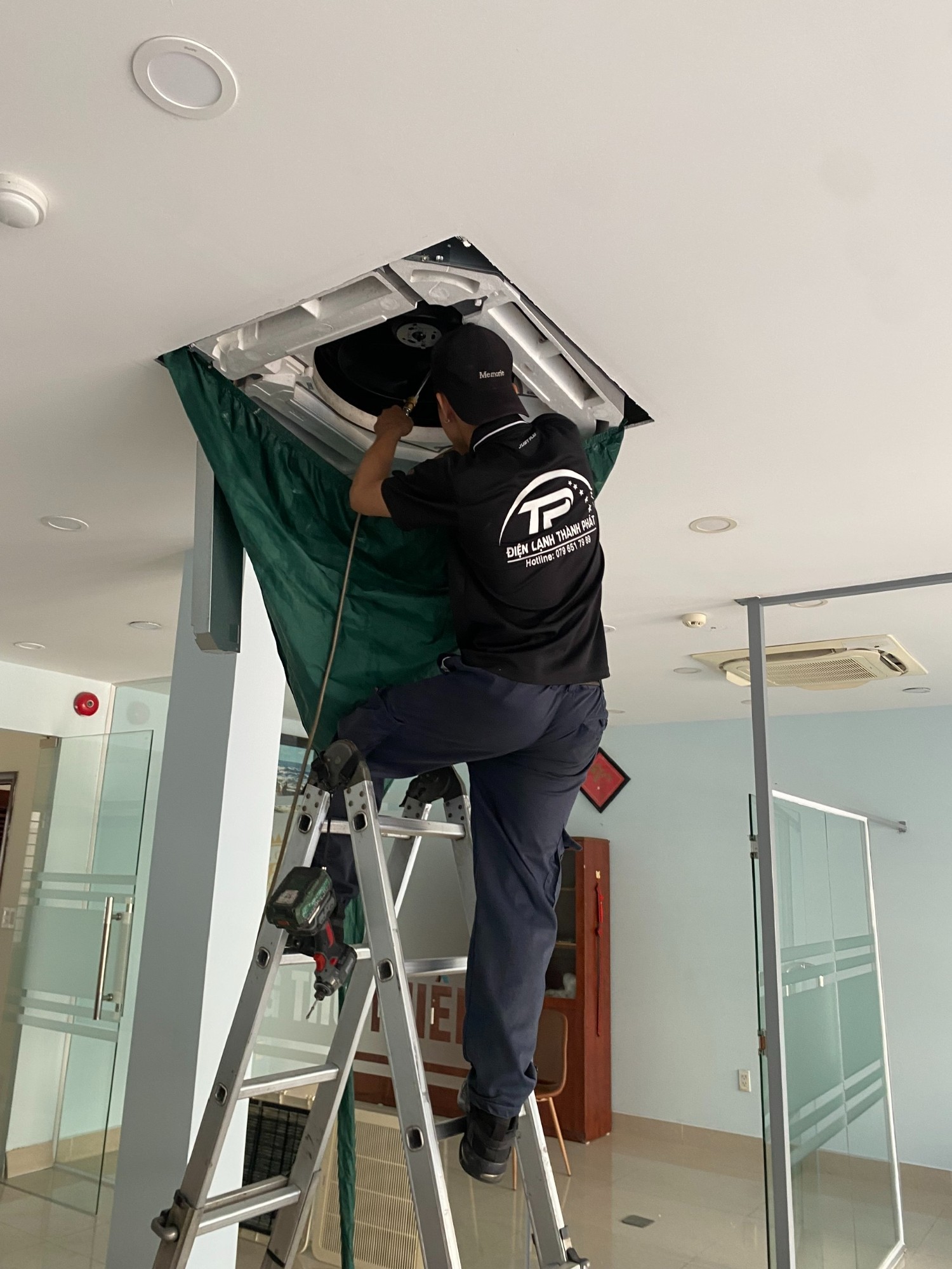 Nhân viên sẽ Thành Phát nhanh chóng tới tận sửa máy lạnh Quận 8 cho khách hàng.